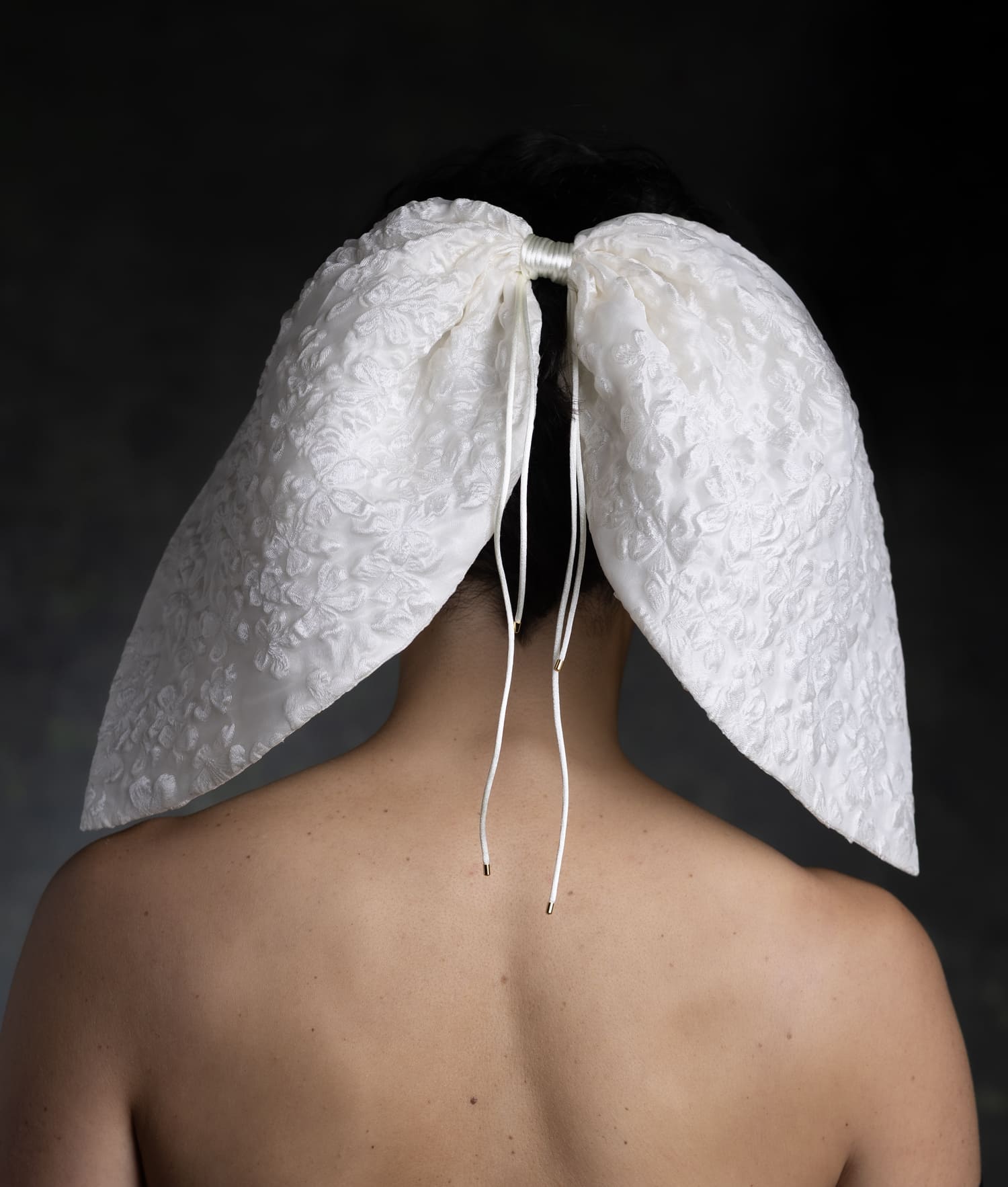 Ivory Stela bridal veil, sculptural jacquard bow wedding accessory - Anabel Santos - Haute Couture - Galicia
