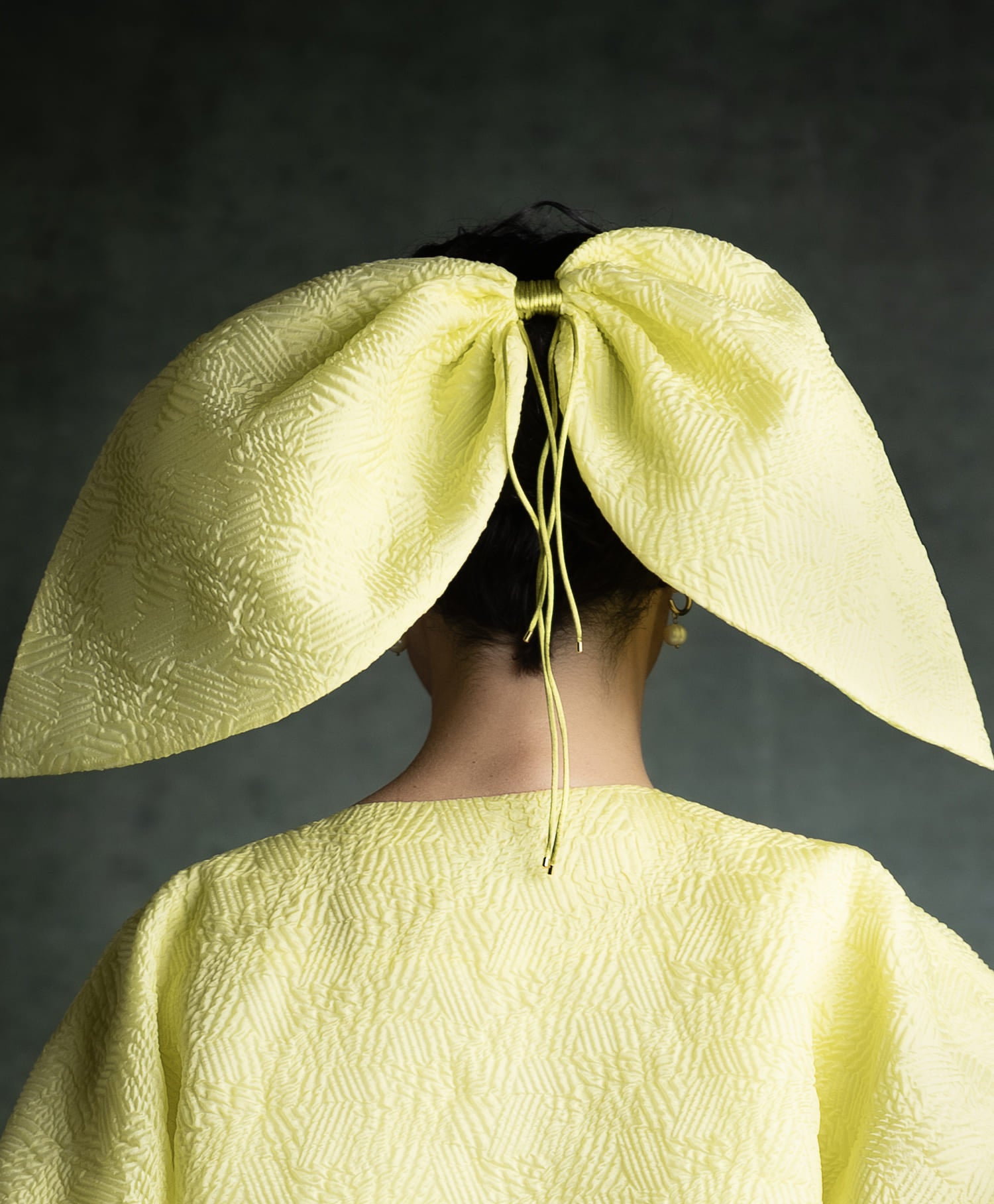 Yellow Stela bridal veil, sculptural jacquard bow accessory - Anabel Santos - Haute Couture - Galicia